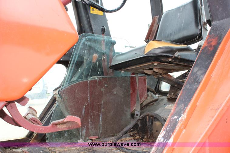 image for item J5806 1976 Allis Chalmers 7040 tractor