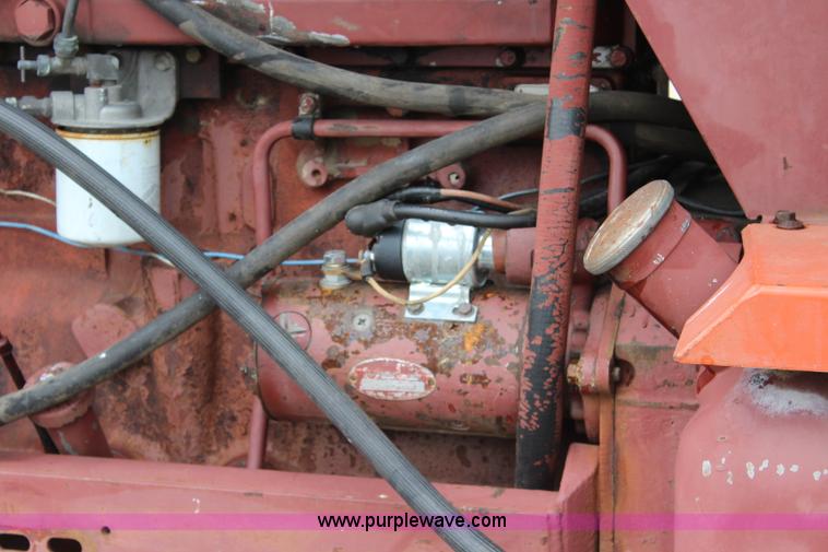 image for item J5806 1976 Allis Chalmers 7040 tractor