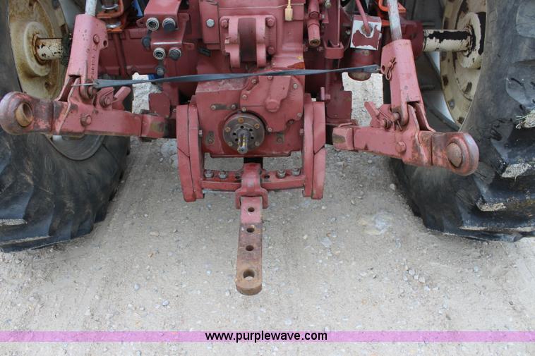 image for item J5806 1976 Allis Chalmers 7040 tractor