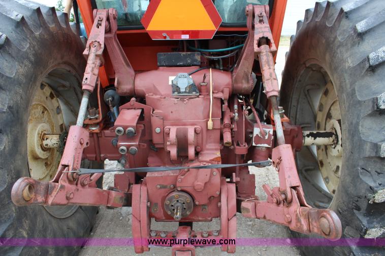 image for item J5806 1976 Allis Chalmers 7040 tractor