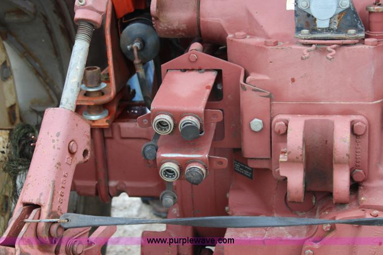 image for item J5806 1976 Allis Chalmers 7040 tractor