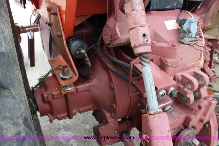 image for item J5806 1976 Allis Chalmers 7040 tractor