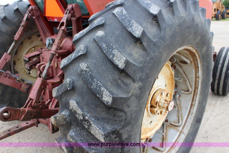 image for item J5806 1976 Allis Chalmers 7040 tractor