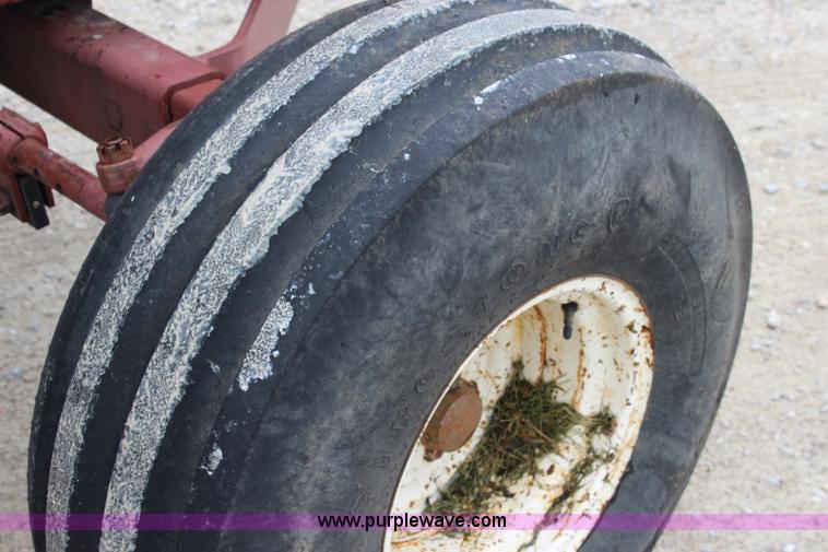 image for item J5806 1976 Allis Chalmers 7040 tractor