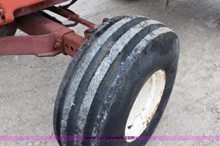 image for item J5806 1976 Allis Chalmers 7040 tractor