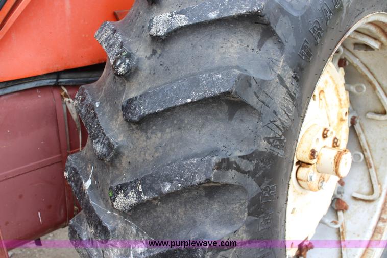 image for item J5806 1976 Allis Chalmers 7040 tractor