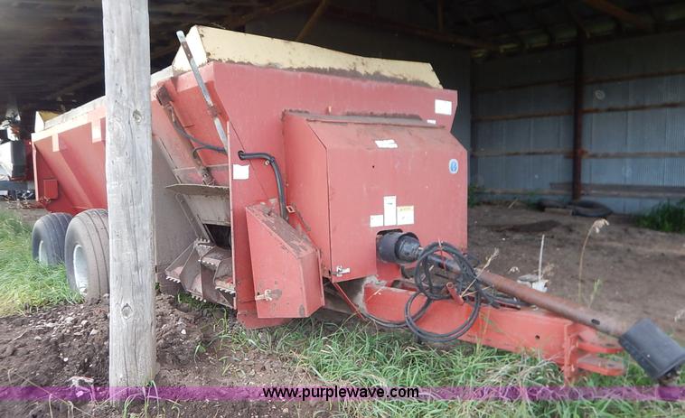 image for item J6449 New Holland 3114 manure spreader