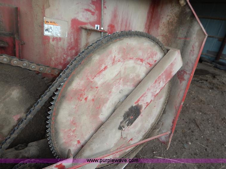 image for item J6449 New Holland 3114 manure spreader