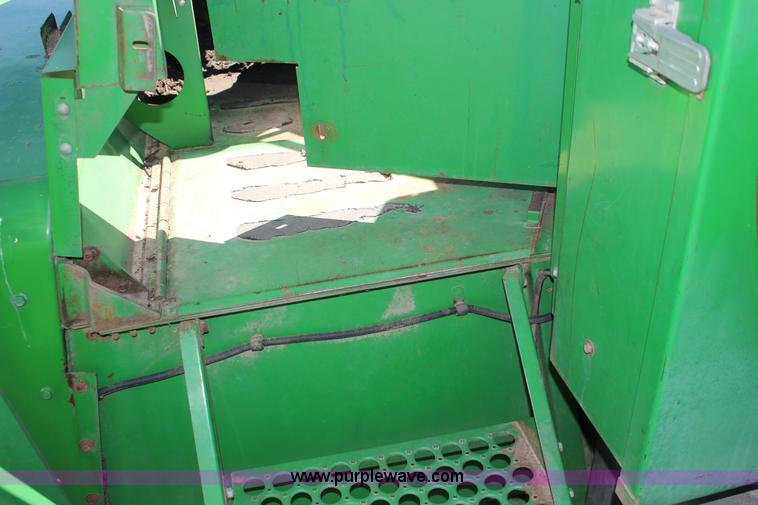 image for item K1067 1989 John Deere 9600 combine
