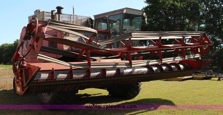 image for item K1077 1982 Massey-Ferguson 860 combine