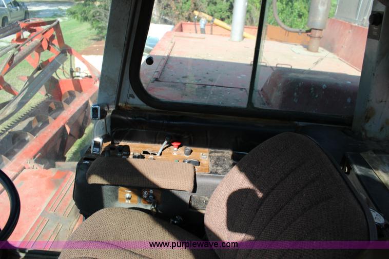 image for item K1077 1982 Massey-Ferguson 860 combine