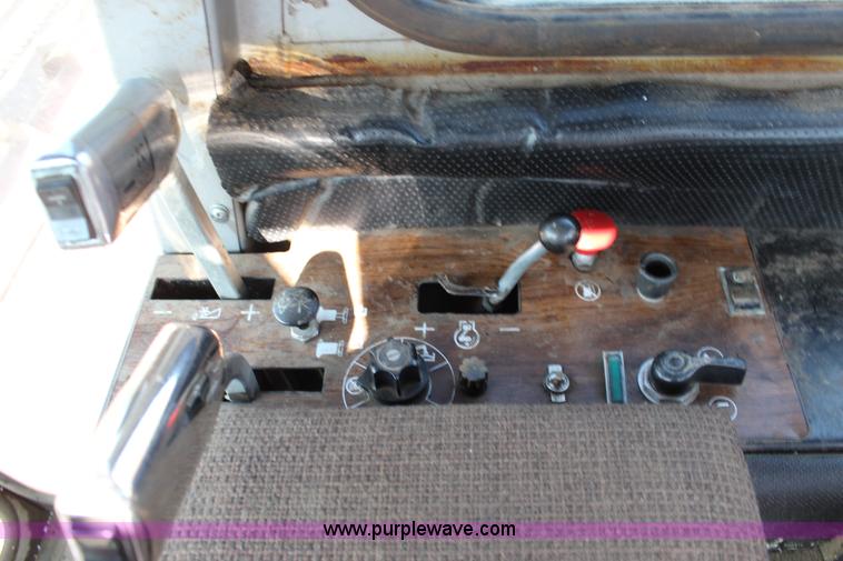 image for item K1077 1982 Massey-Ferguson 860 combine