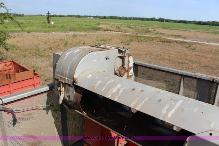 image for item K1077 1982 Massey-Ferguson 860 combine