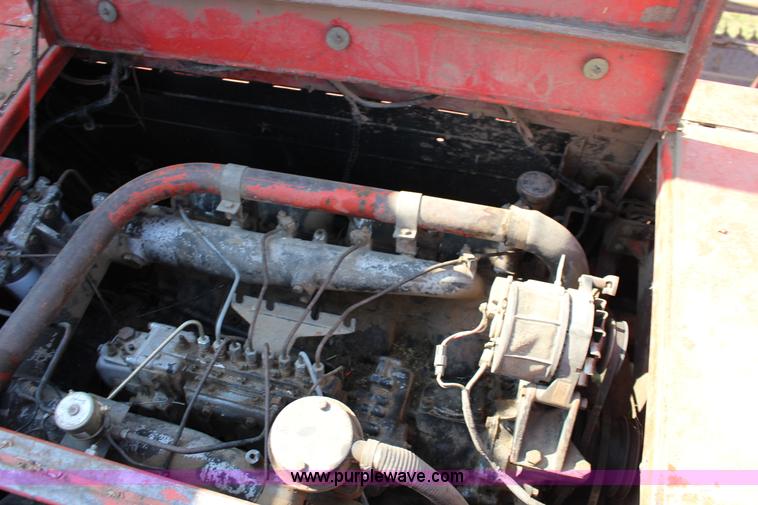 image for item K1077 1982 Massey-Ferguson 860 combine