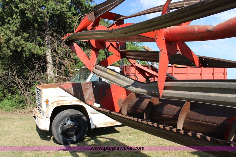 image for item K1077 1982 Massey-Ferguson 860 combine