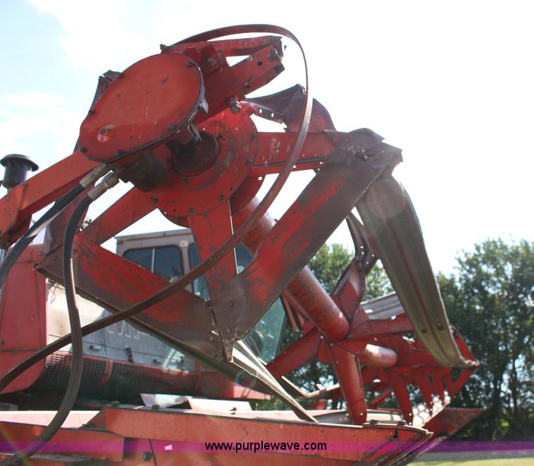 image for item K1077 1982 Massey-Ferguson 860 combine