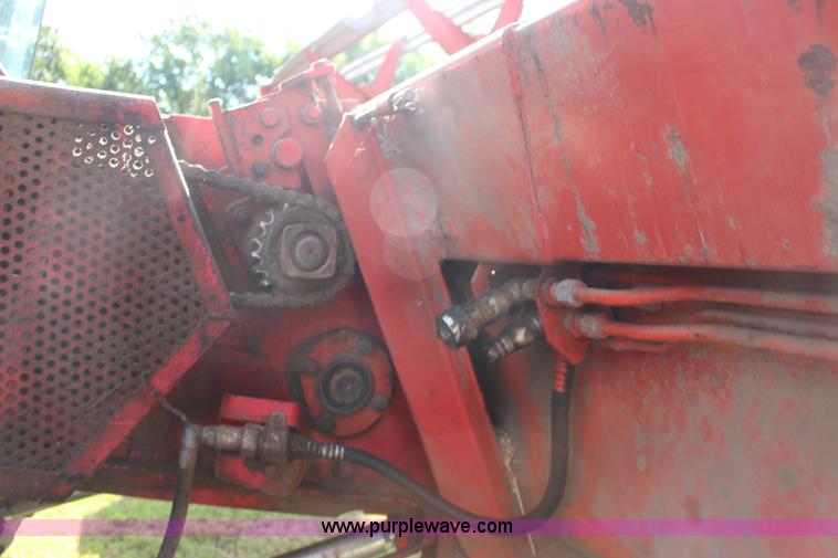 image for item K1077 1982 Massey-Ferguson 860 combine