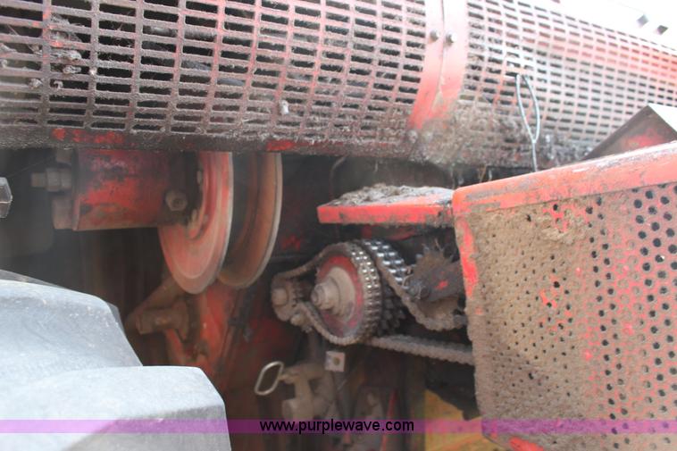 image for item K1077 1982 Massey-Ferguson 860 combine