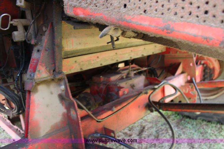 image for item K1077 1982 Massey-Ferguson 860 combine