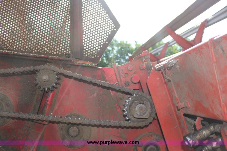 image for item K1077 1982 Massey-Ferguson 860 combine