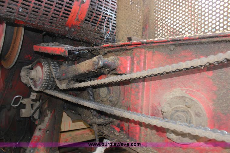 image for item K1077 1982 Massey-Ferguson 860 combine