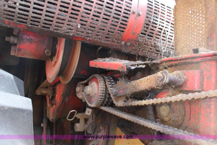 image for item K1077 1982 Massey-Ferguson 860 combine