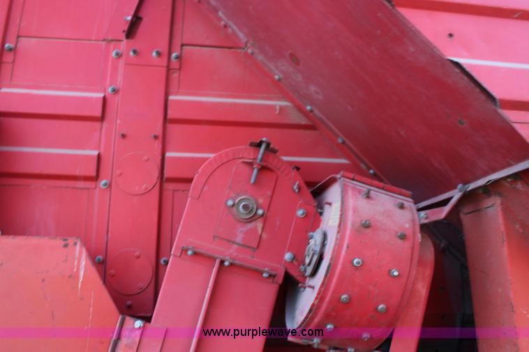 image for item K1077 1982 Massey-Ferguson 860 combine