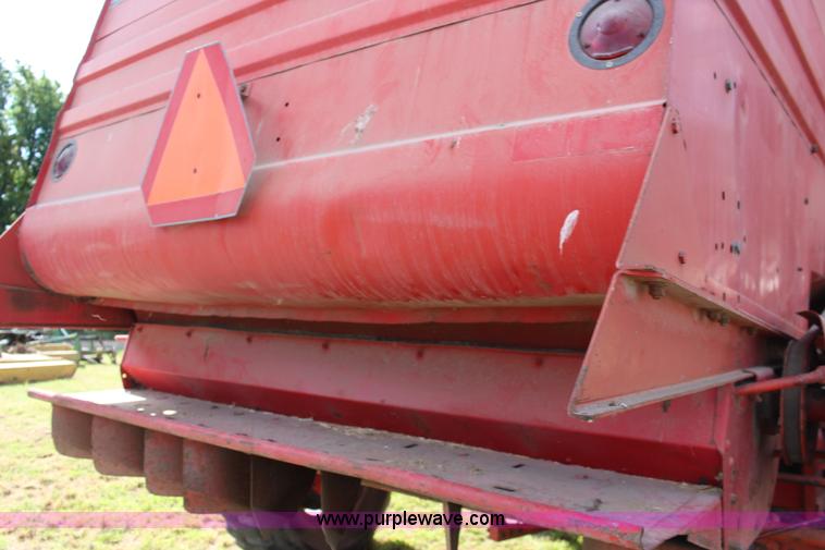 image for item K1077 1982 Massey-Ferguson 860 combine