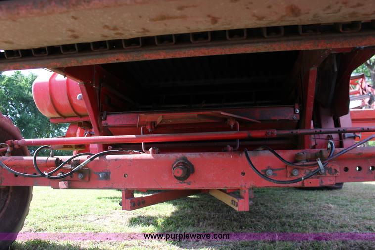image for item K1077 1982 Massey-Ferguson 860 combine