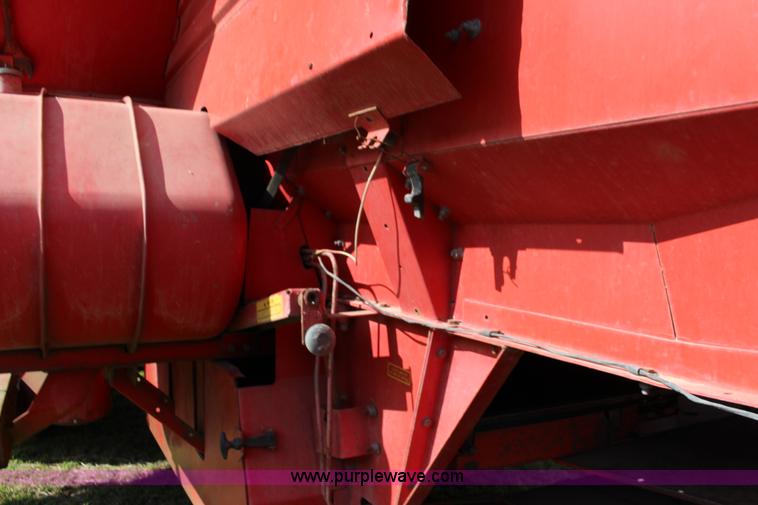 image for item K1077 1982 Massey-Ferguson 860 combine