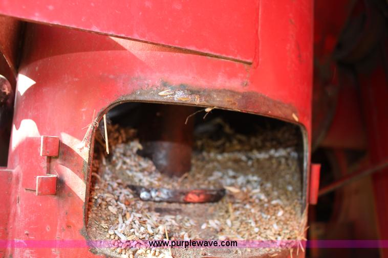 image for item K1077 1982 Massey-Ferguson 860 combine