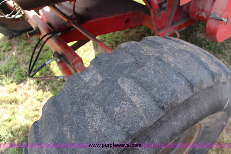 image for item K1077 1982 Massey-Ferguson 860 combine