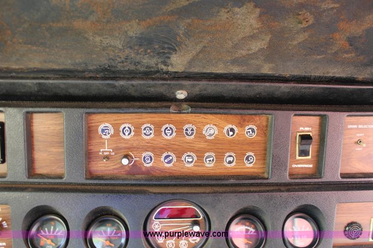 image for item K1079 1984 Massey-Ferguson 860 combine