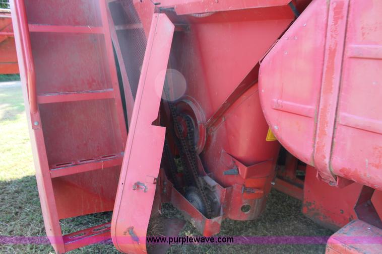 image for item K1079 1984 Massey-Ferguson 860 combine