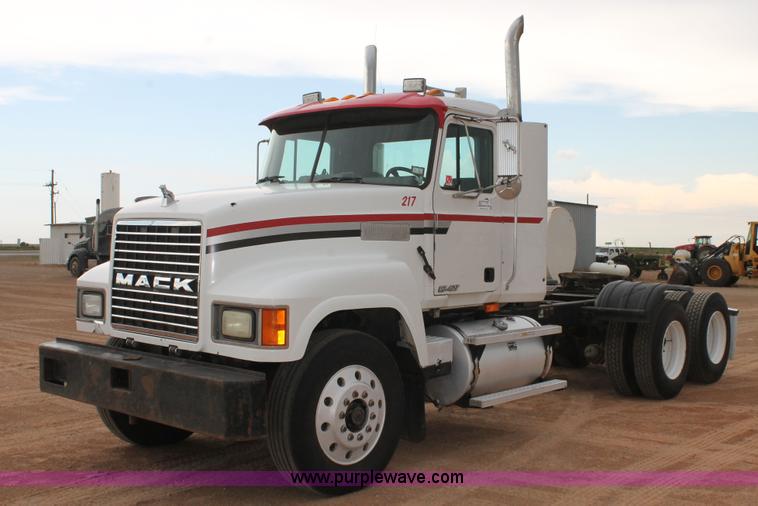image for item L4370 1996 Mack CH613 semi truck
