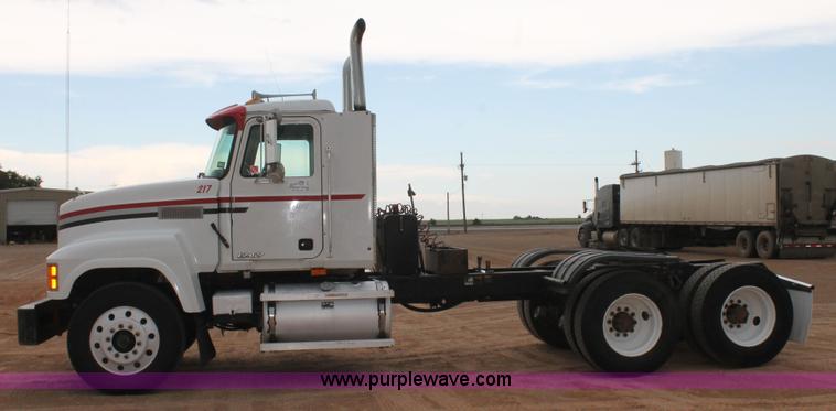 image for item L4370 1996 Mack CH613 semi truck