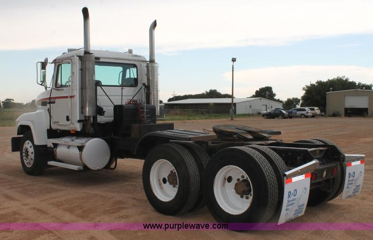 image for item L4370 1996 Mack CH613 semi truck
