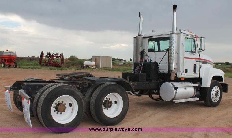 image for item L4370 1996 Mack CH613 semi truck