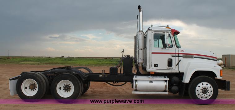 image for item L4370 1996 Mack CH613 semi truck