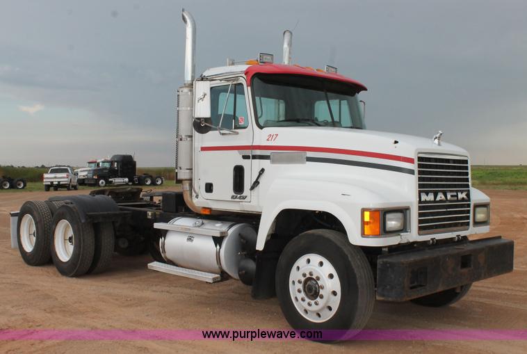 image for item L4370 1996 Mack CH613 semi truck