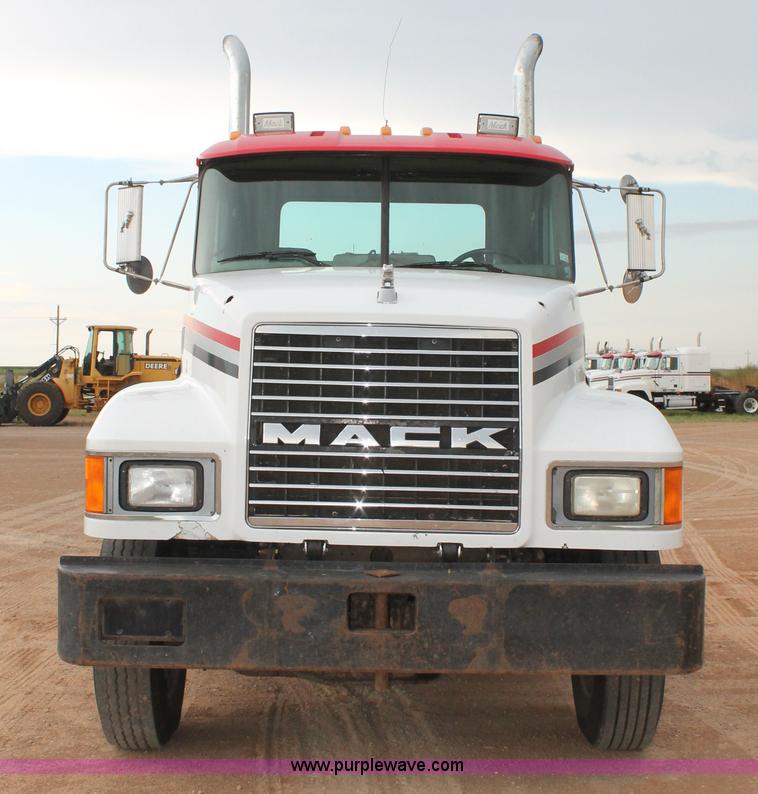 image for item L4370 1996 Mack CH613 semi truck