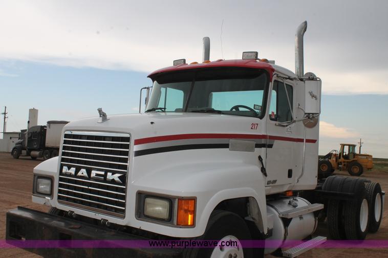 image for item L4370 1996 Mack CH613 semi truck