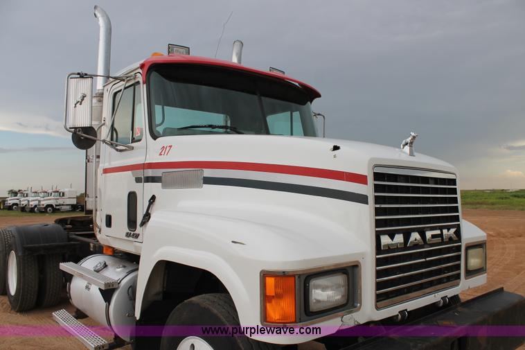 image for item L4370 1996 Mack CH613 semi truck