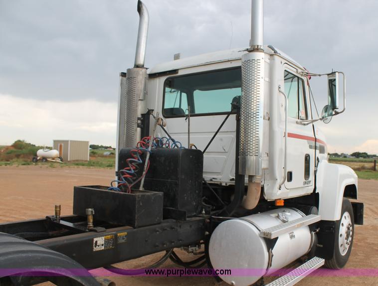 image for item L4370 1996 Mack CH613 semi truck