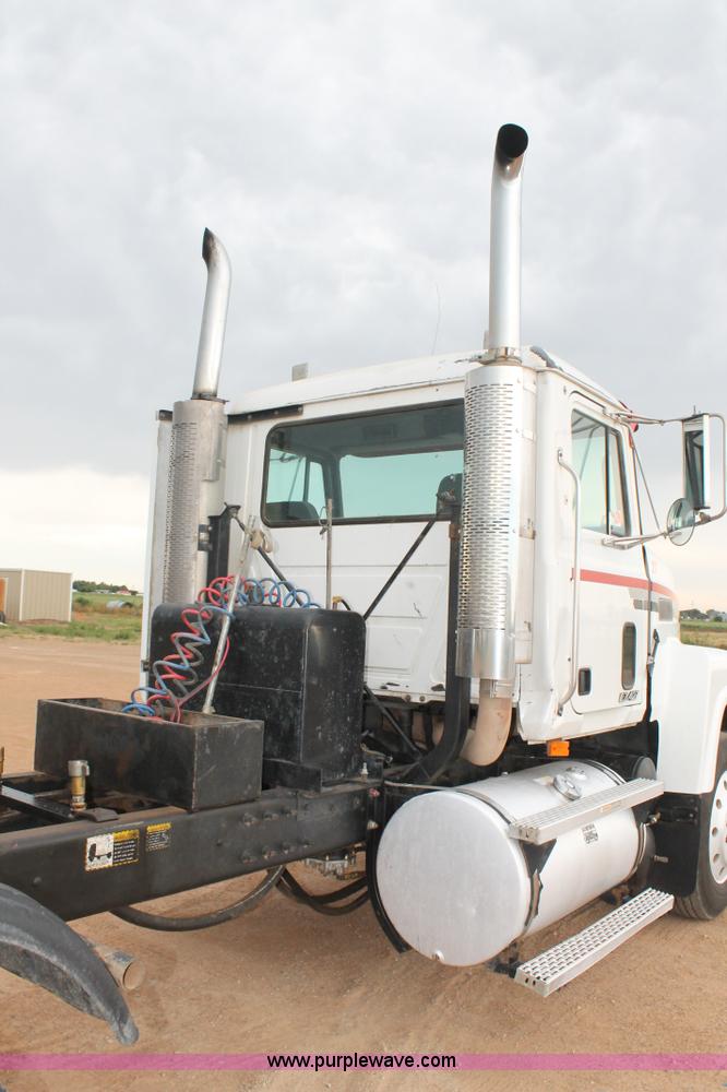 image for item L4370 1996 Mack CH613 semi truck