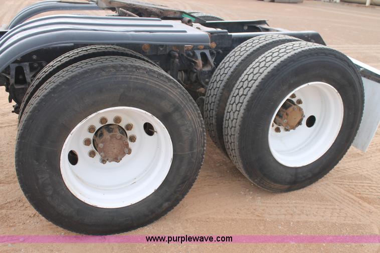 image for item L4370 1996 Mack CH613 semi truck