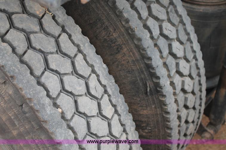 image for item L4370 1996 Mack CH613 semi truck