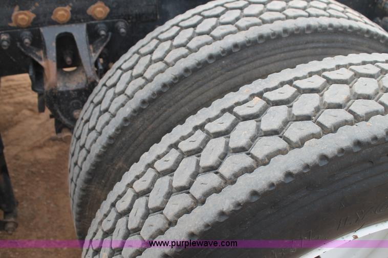 image for item L4370 1996 Mack CH613 semi truck