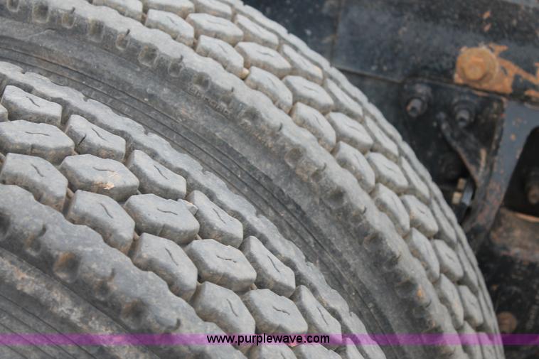 image for item L4370 1996 Mack CH613 semi truck