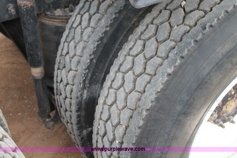 image for item L4370 1996 Mack CH613 semi truck